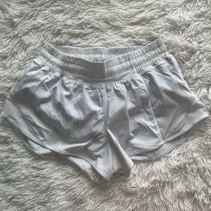 Lululemon Hotty Hot Low Rise Shorts 2.5” Size 2 White